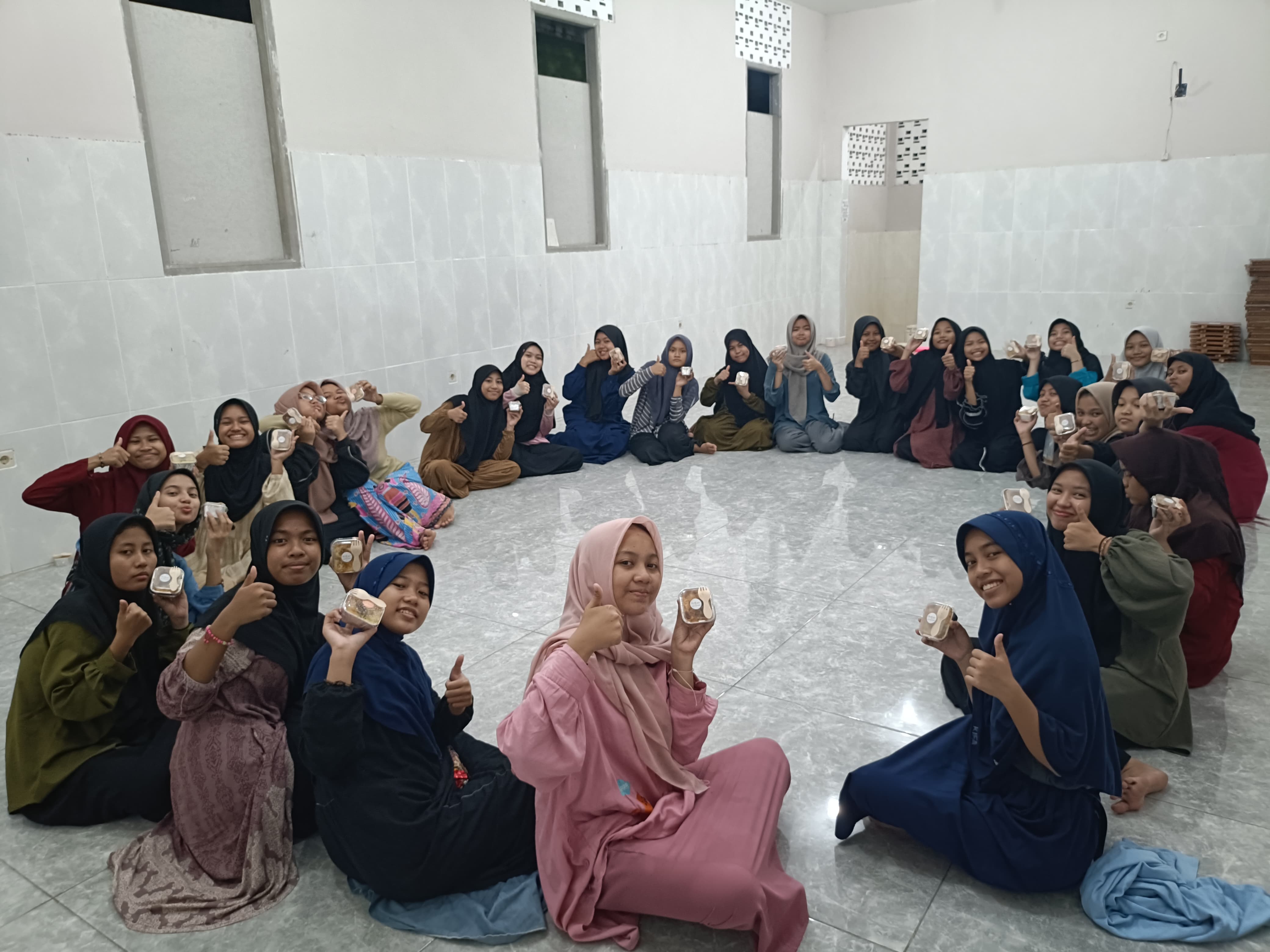 Bagikan Makanan untuk 75 Santri Yatim, Tebar Keberkahan di Hari Jumat